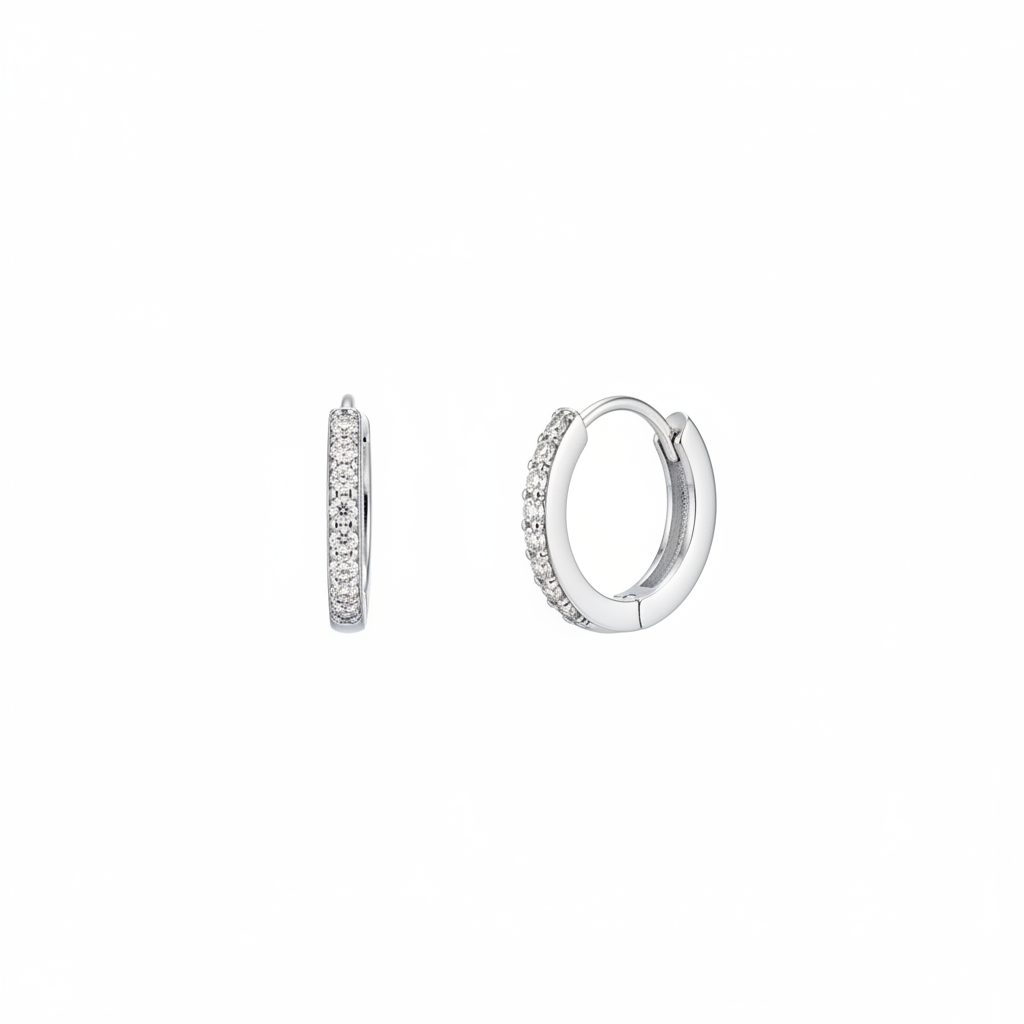 Orecchini cerchio sottile zirconi bianchi argento 925 su sfondo bianco