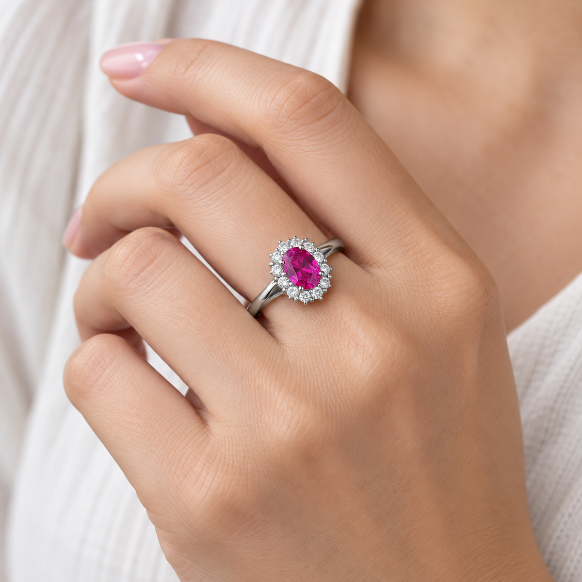 Anello in argento 925 con pietra fucsia indossato