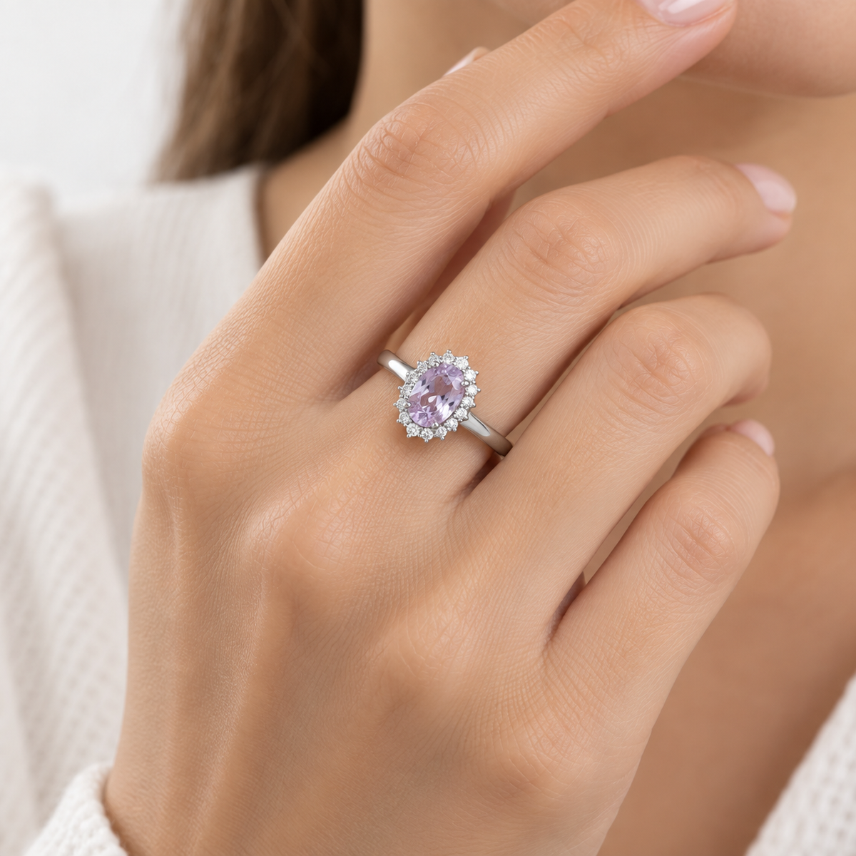 Anello in argento 925 con pietra lilla indossato