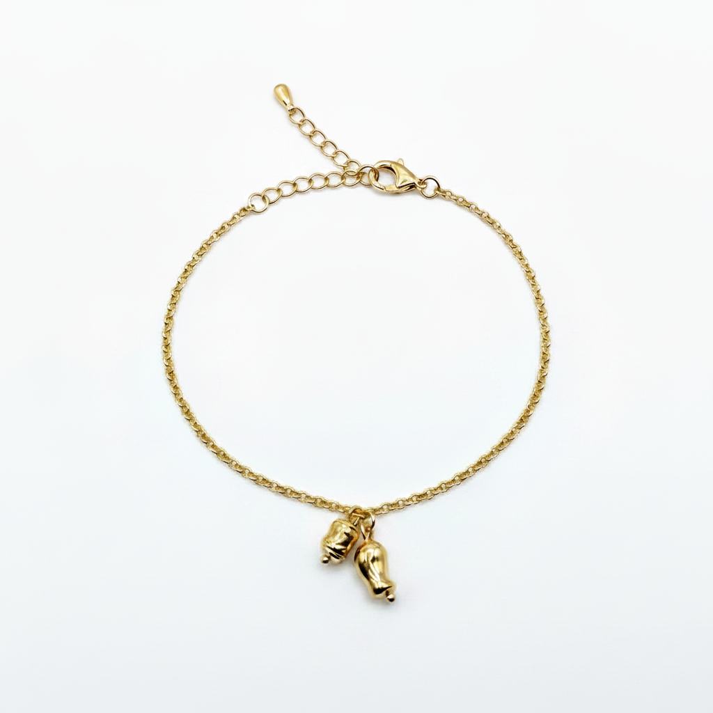Bracciale Charm Dorato - sfondo bianco puro senza ombre