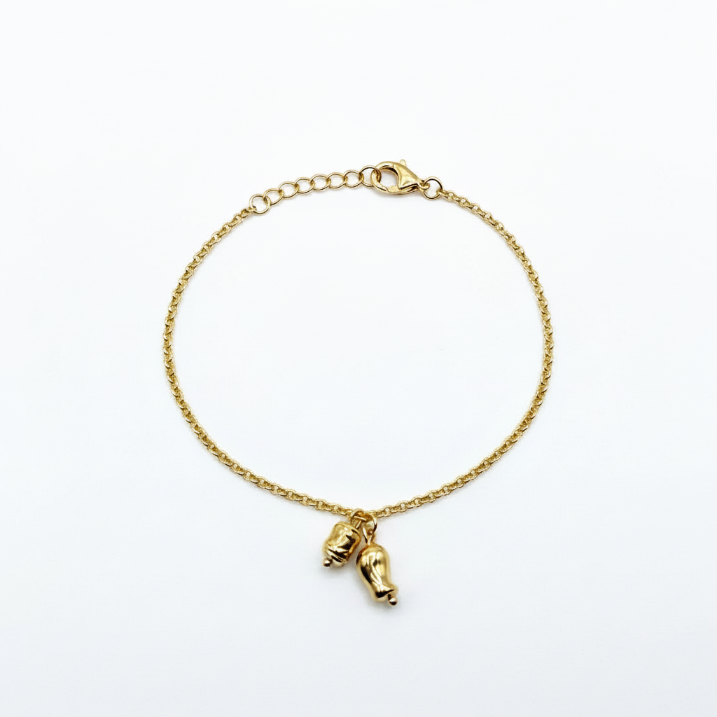 Bracciale dorato sfondo bianco