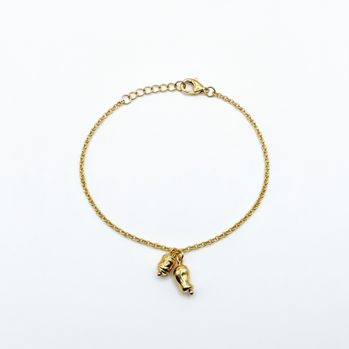 Bracciale dorato sfondo bianco