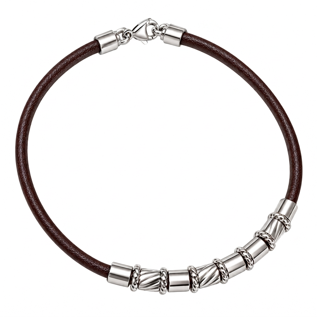 Bracciale marrone con dettagli argentati su sfondo bianco pulito