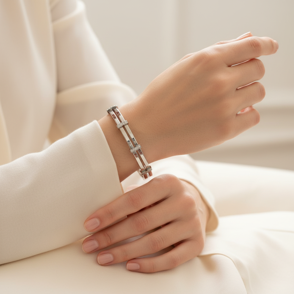 Bracciale rigido argento indossato donna