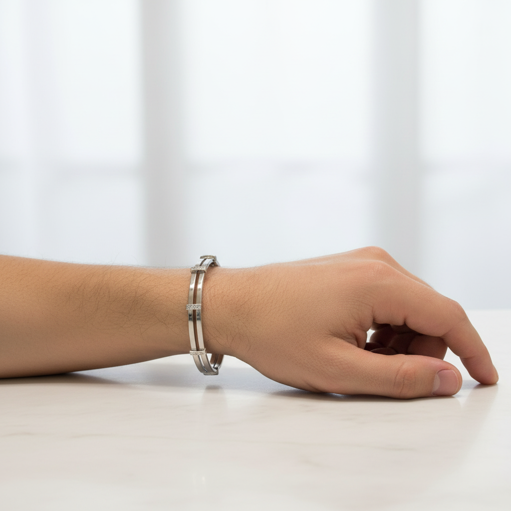 Bracciale rigido argento indossato uomo