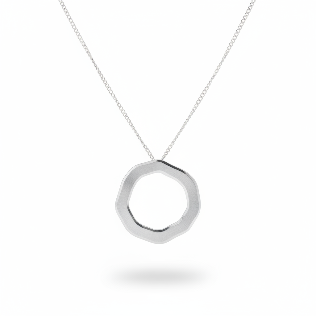 Collana argento cerchio satinato sospesa sfondo bianco