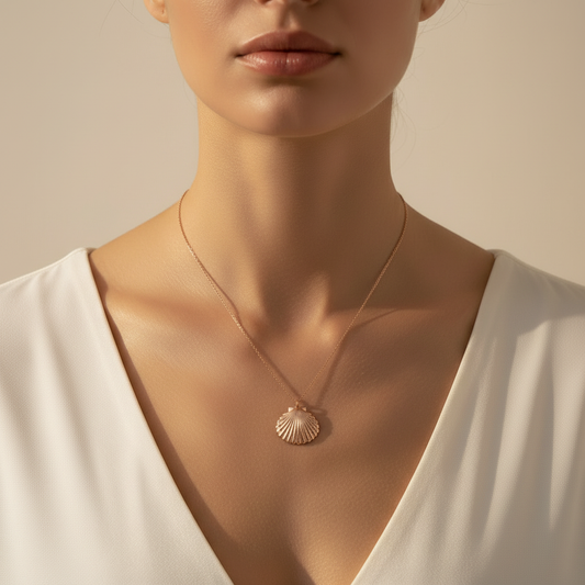 Collana conchiglia rosé indossata quadrata