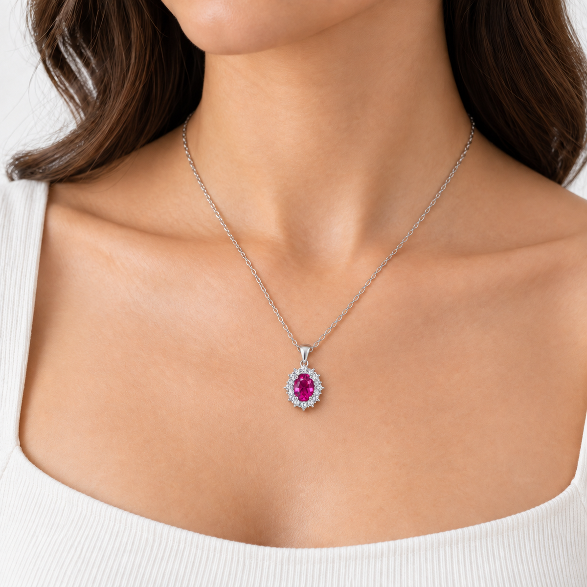 Collana in argento 925 con pietra fucsia indossata