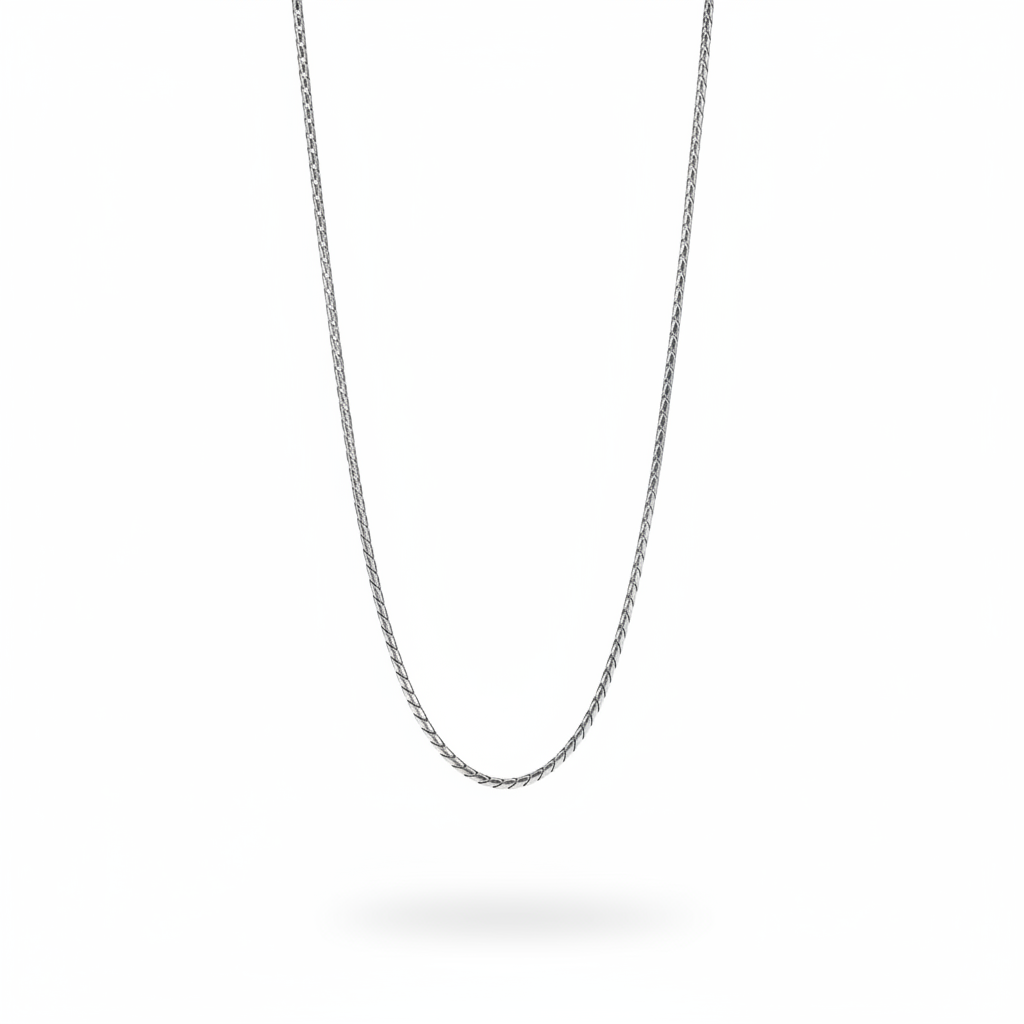 Collana uomo maglia piatta sospesa sfondo bianco