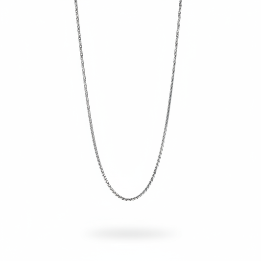 Collana uomo maglia piatta sospesa sfondo bianco