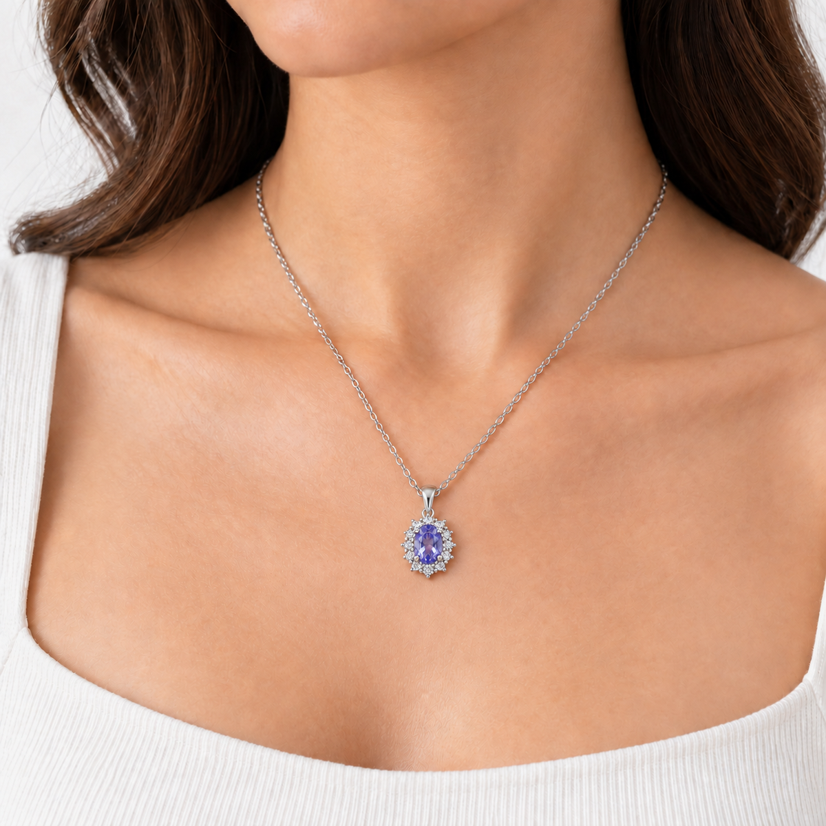Collana in argento 925 con pietra viola indossata