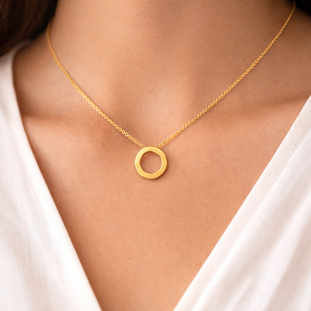 Collana dorata pendente cerchio organico lucido