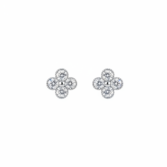 Orecchini quadrifoglio zirconi bianchi argento 925 su sfondo bianco sospesi