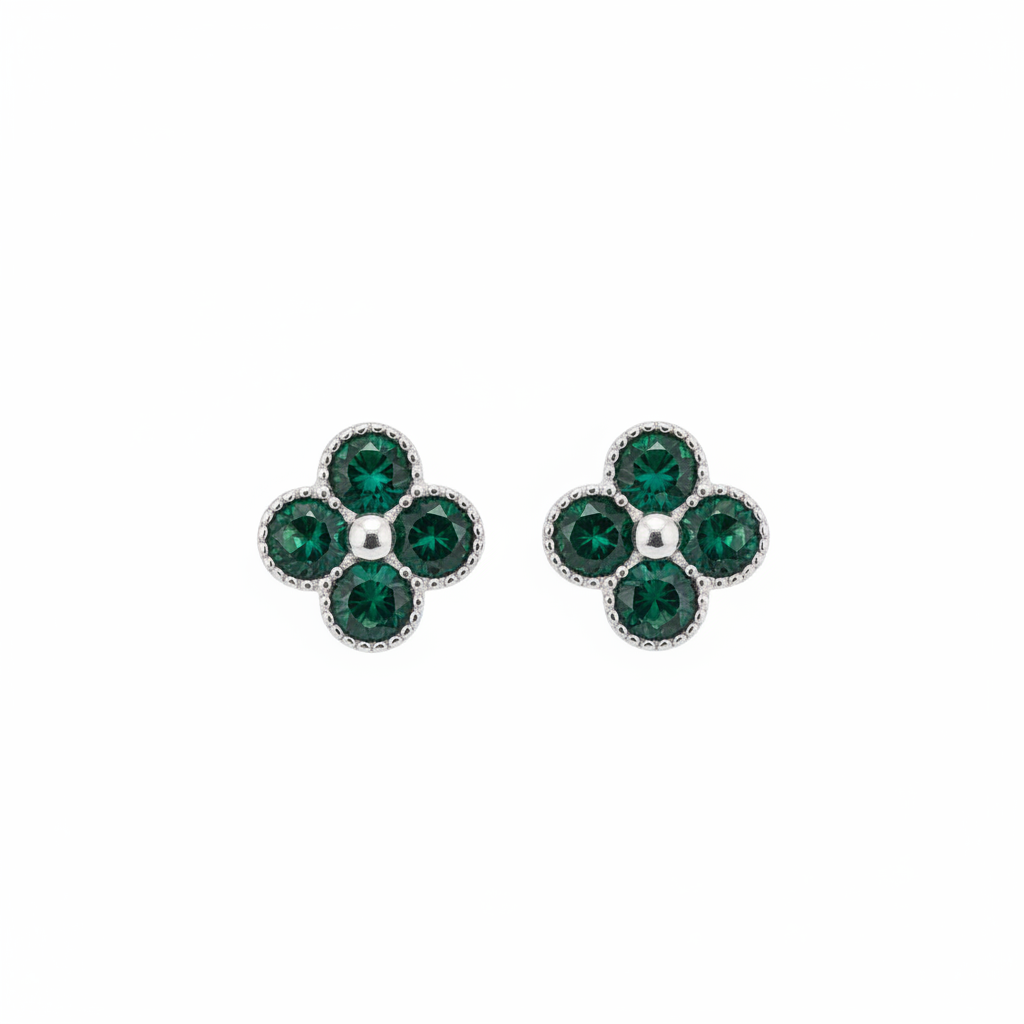 Orecchini quadrifoglio zirconi verde bottiglia con contorno zigrinato argento 925 su sfondo bianco