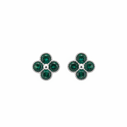 Orecchini quadrifoglio zirconi verde bottiglia con contorno zigrinato argento 925 su sfondo bianco