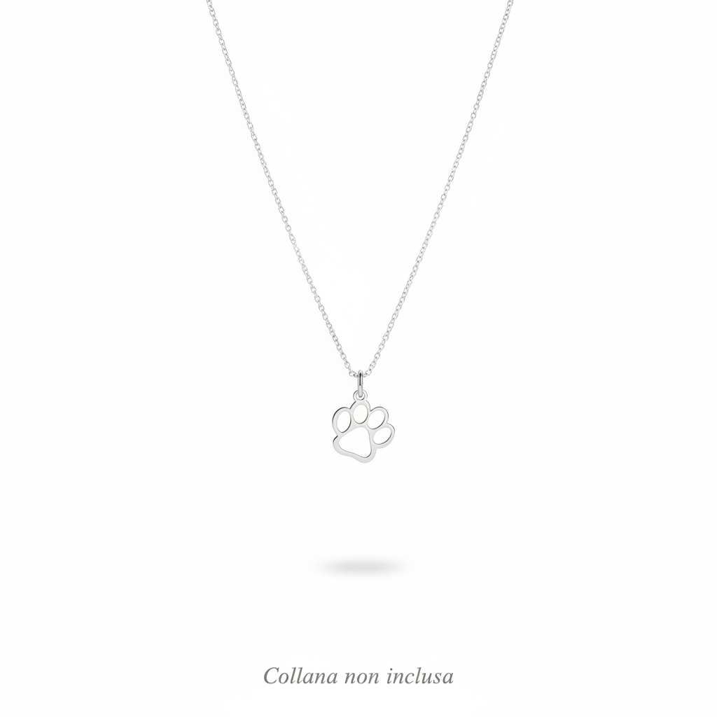 Ciondolo zampa traforata argento 925 rodiato su sfondo bianco - collana non inclusa