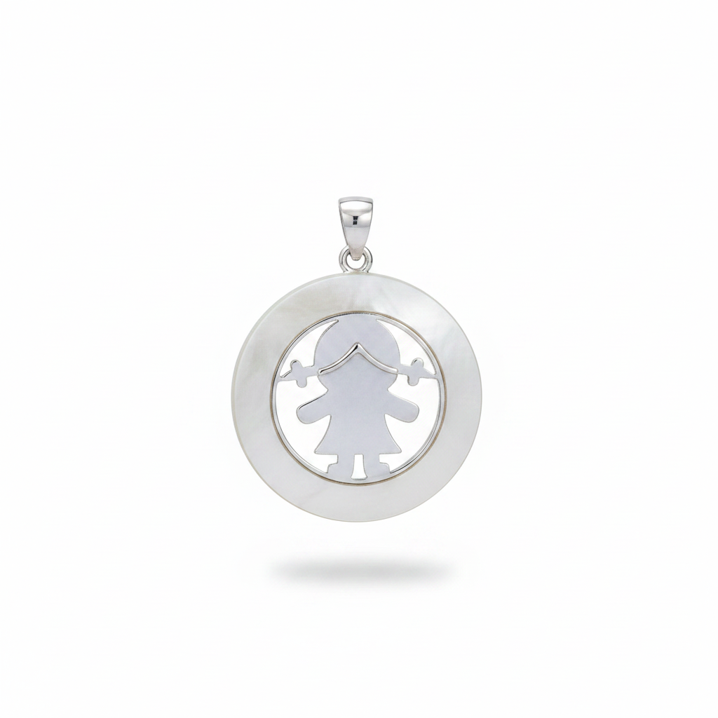 Ciondolo bambina madreperla bianca argento 925 su sfondo bianco sospeso