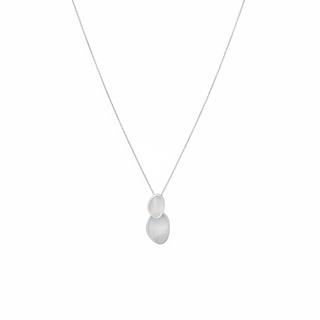 Collana argento 925 con ciondolo doppio ovale satinato su sfondo bianco