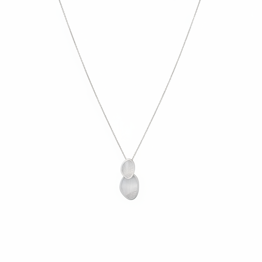 Collana argento 925 con ciondolo doppio ovale satinato su sfondo bianco