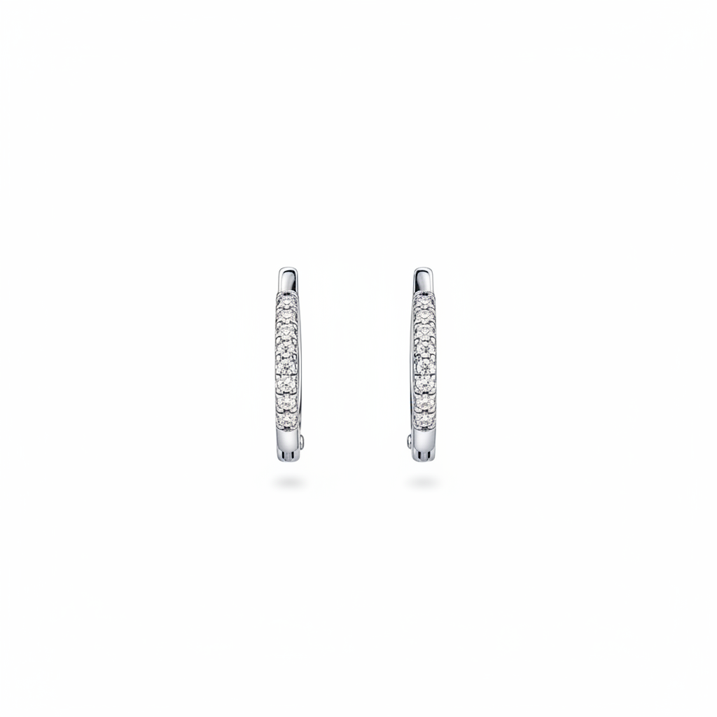 Orecchini cerchio micro zirconi bianchi argento 925 su sfondo bianco