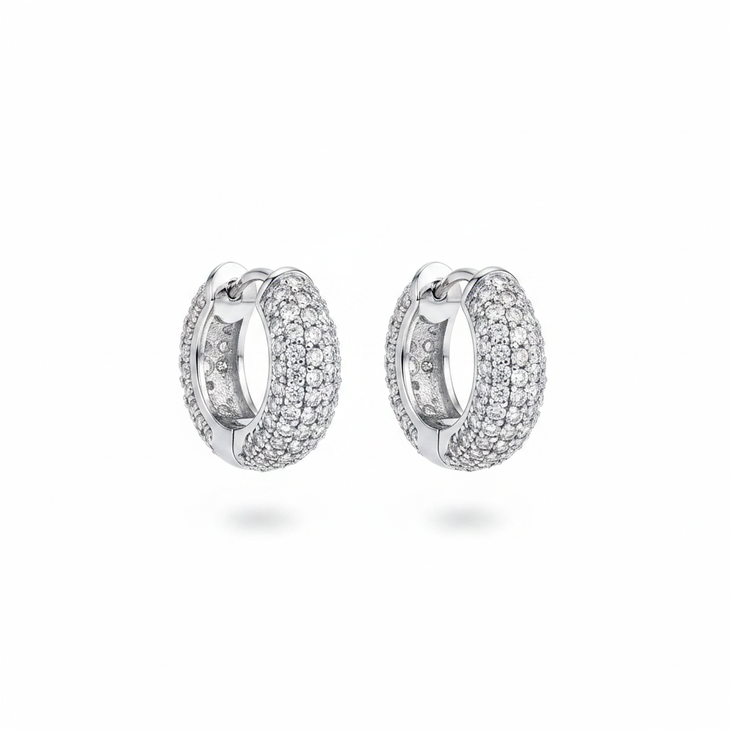 Orecchini cerchio bombato pavé zirconi bianchi argento 925 su sfondo bianco