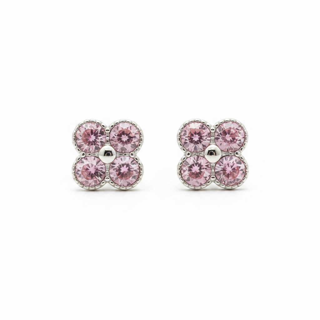 Orecchini quadrifoglio rosa argento su sfondo bianco