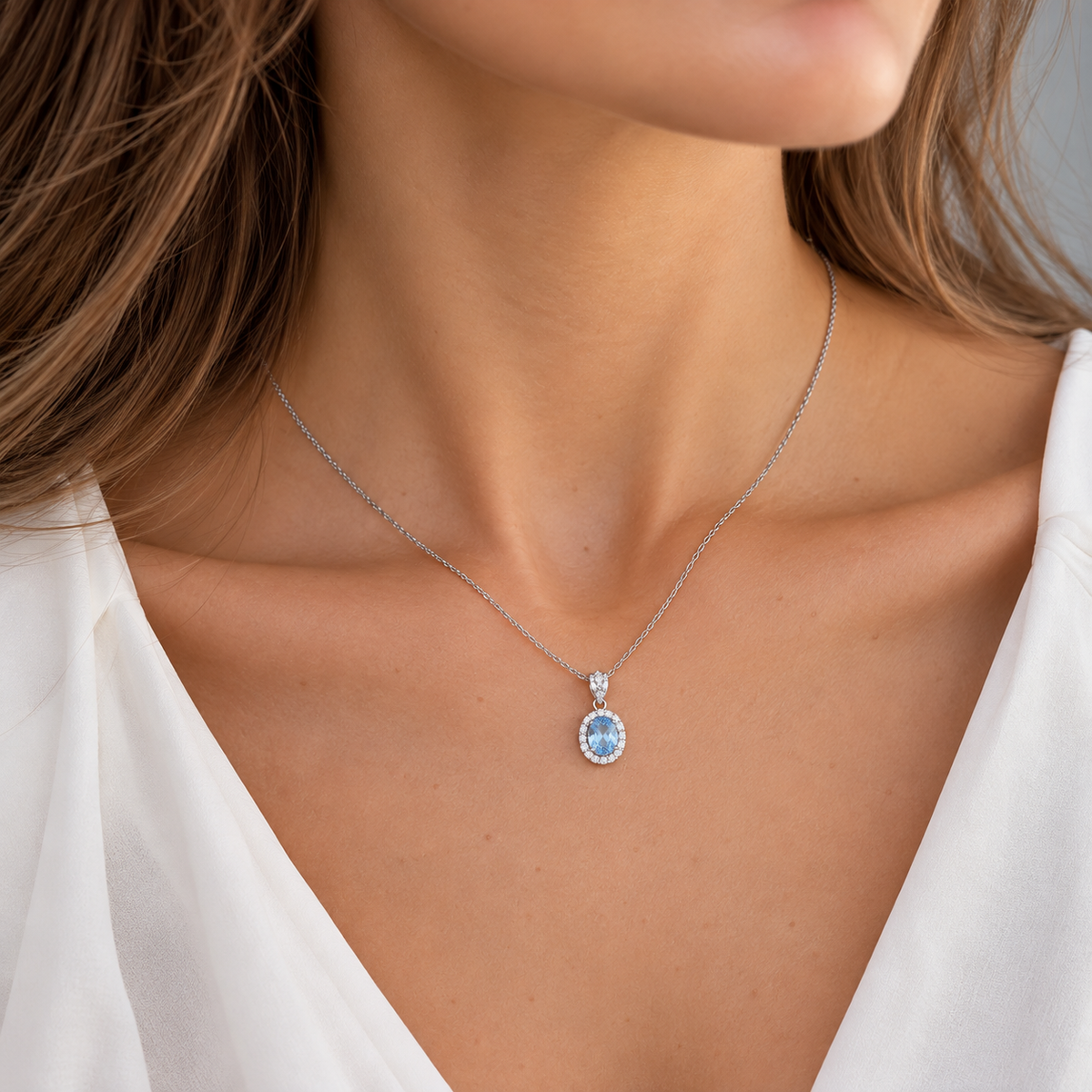 Collana Nanà argento 925 con pendente ovale celeste indossata