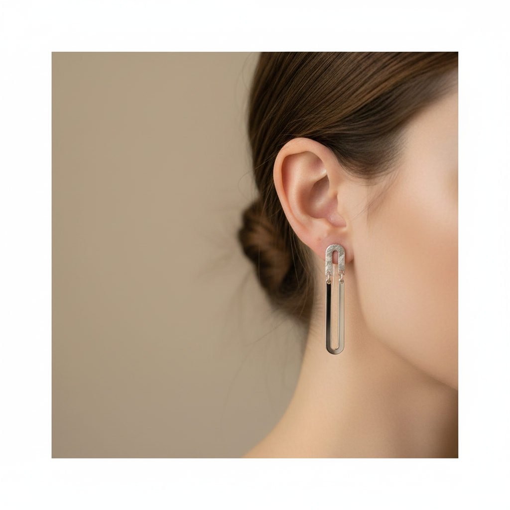 Orecchini archetto martellato barrette corte indossati