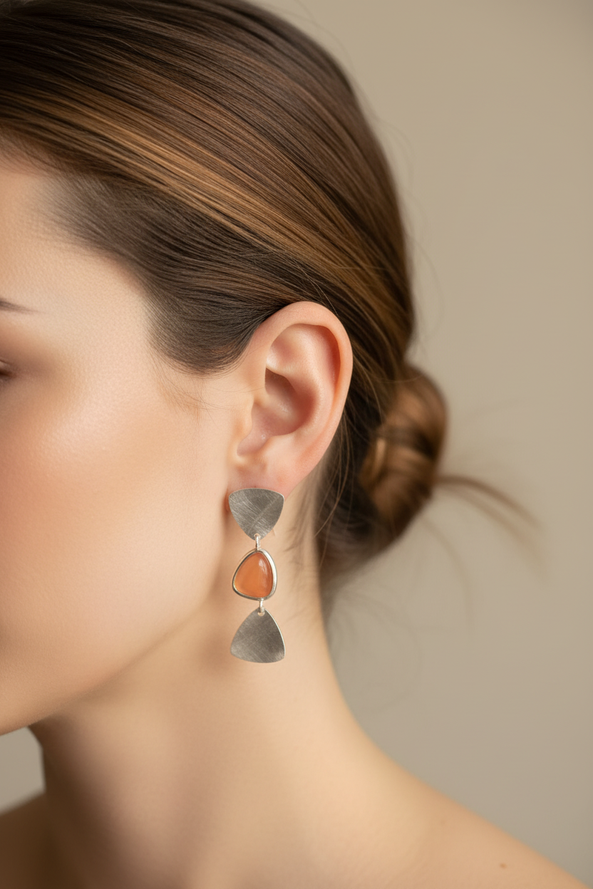 Orecchini argento pietra arancione indossati